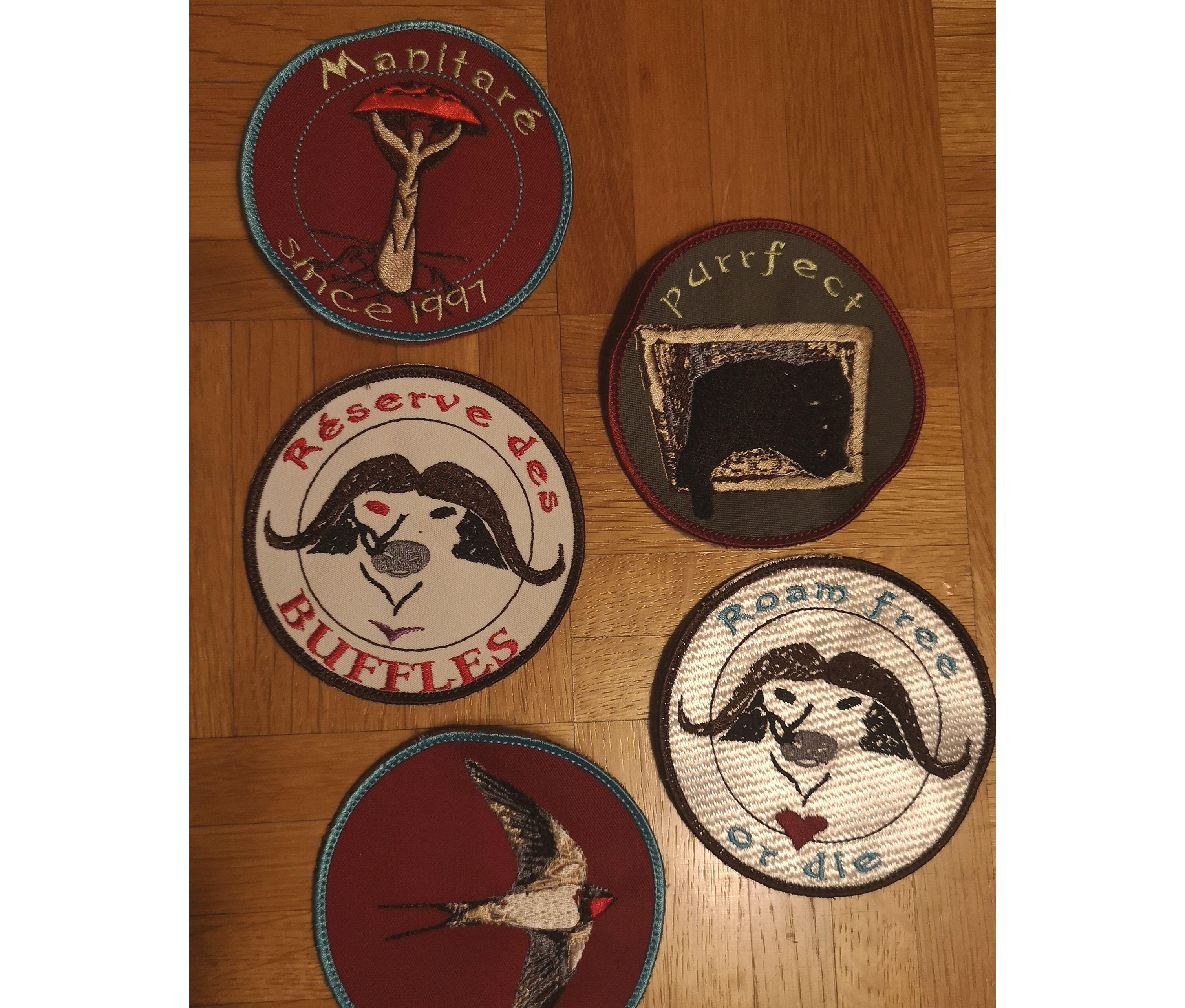 Badges made by importing handdrawn images and jpg lowres photos into <a href='http://stitchera.com/design_era/stitch-era.asp'>StitchEra</a> and vectorizing them, and reducting the number of colours.