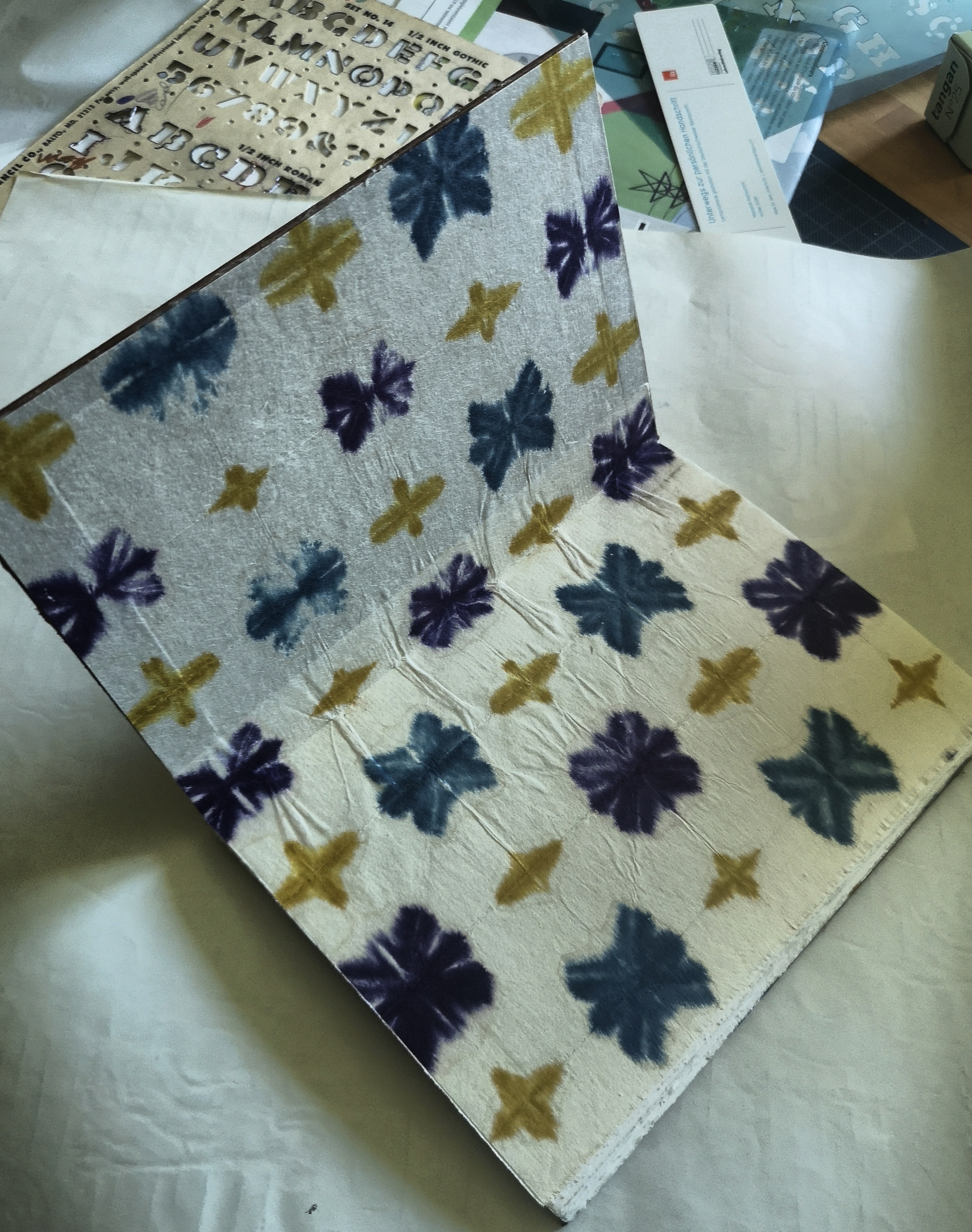 I prepared the cover with bookboard and a handmade decorative paper separately (not shown) and glued the inset pages. For these I used a handmade paper I picked up un Tokyo a few years back